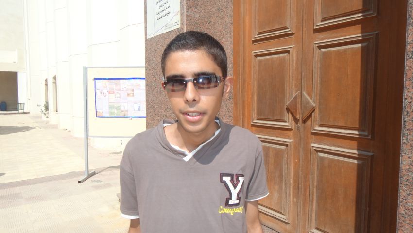 عمر.. يتحدى ظلام فقْد البصر بالموسيقى واﻻبتهال
