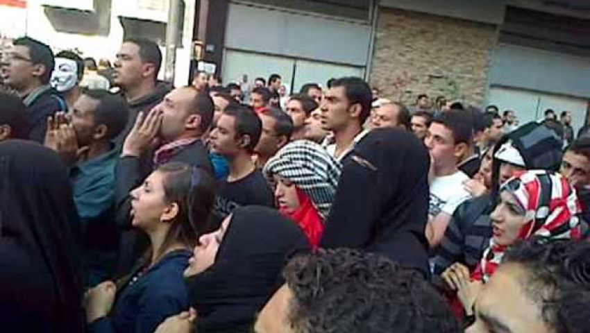 المتظاهرون يرفعون أعلام الشهداء في محمد محمود