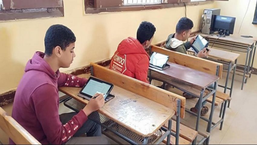 طلاب اولى ثانوي يؤدون امتحان اللغة الإجنبية.. والتعليم: لا شكاوى حتى الآن