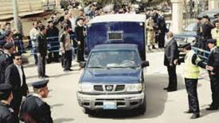 قهوجي وطالب يطلقان النار على الشرطة بعابدين