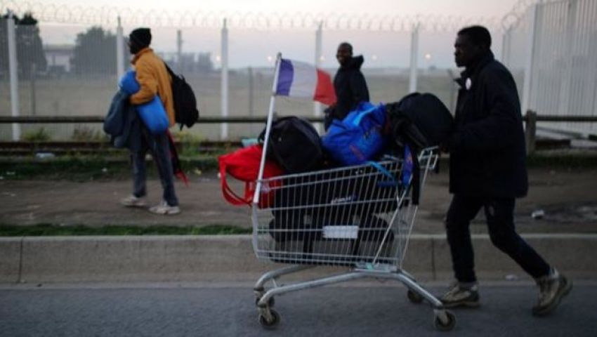المهاجرون يخيمون وسط باريس بعد إغلاق مخيم كاليه