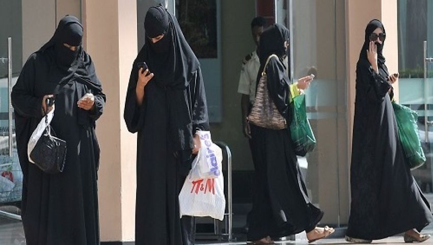 انقسام بين السعوديات على «تويتر» بسبب عباءة الرأس