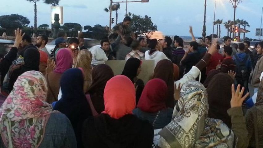 وقفة تندد بإحالة 21 فتاة للجنح بالإسكندرية