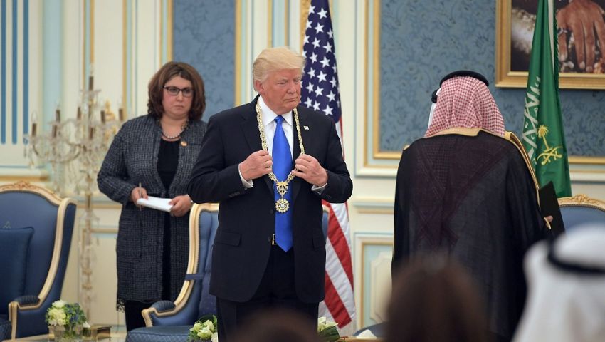 بالفيديو|تعرف على القلادة التي حصل عليها ترامب