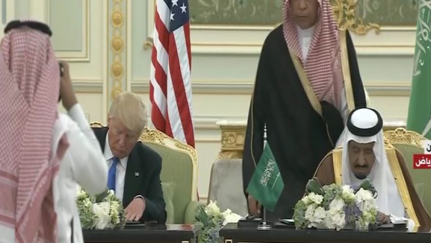 شاهد| لحظة توقيع الملك سلمان وترامب عددًا من الاتفاقيات المشتركة