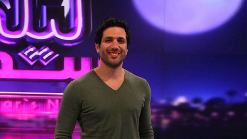 صورة.. حسن الرداد يتلقى فانوس هدية من أصغر معجبيه