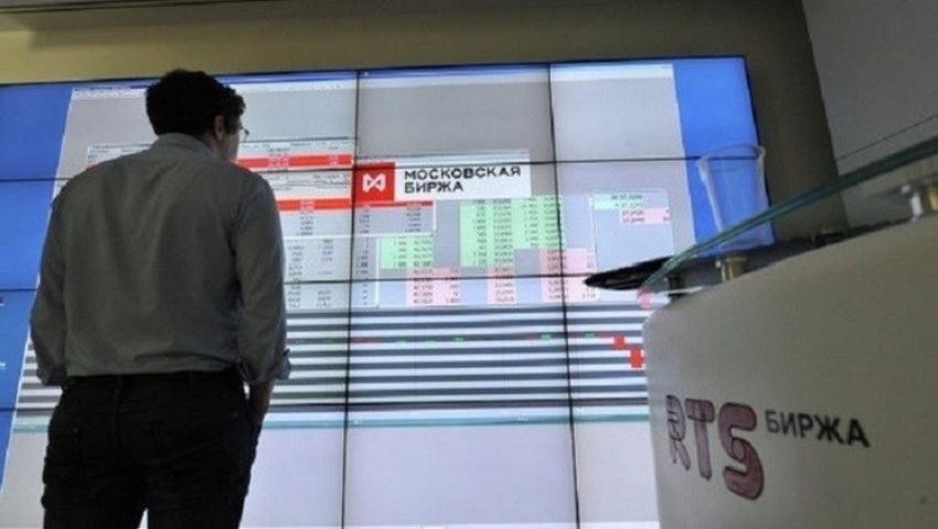 مؤشرات بورصة موسكو تتراجع بعد انخفاض النفط