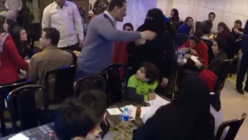 بالفيديو..رد فعل رواد مطعم مصري على طرد سوريين منه بـالصدمة