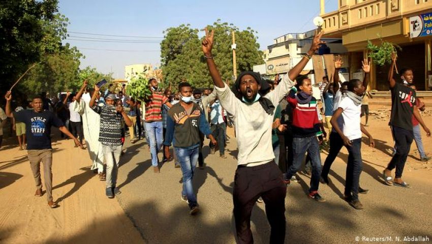 فيديو| خبراء عن إطاحة الجيش السوداني بالبشير: انقلاب قصر.. وآخرون: انتصار للشعب