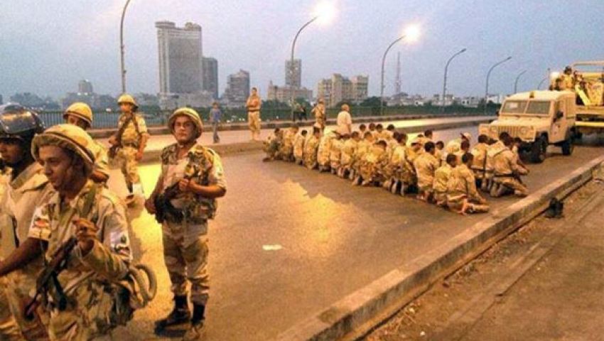 الجيش يغلق كوبري الجامعة لمنع مسيرة لأنصار مرسي