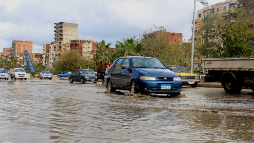 بالصور| الأمطار تضرب المحافظات الساحلية.. ودمياط تعلن الطوارئ