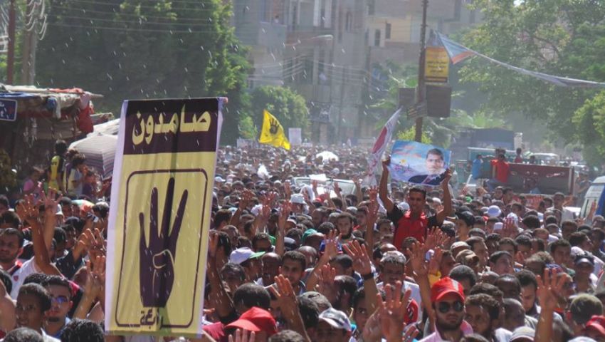 دروع بشرية لتأمين كنيسة ببني سويف خلال مسيرة مؤيدة لمرسي