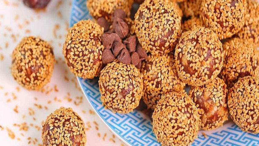 طريقة عمل كرات التمر بالسمسم
