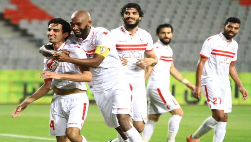 لاعبو الزمالك يتابعون كلاسيكو الأرض من الإسكندرية