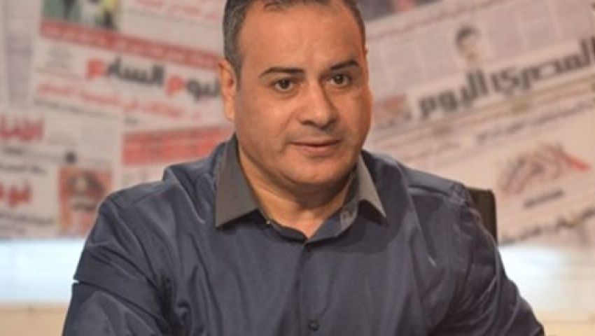 شاهد.. القرموطي يأكل السمك نيئ على الهواء