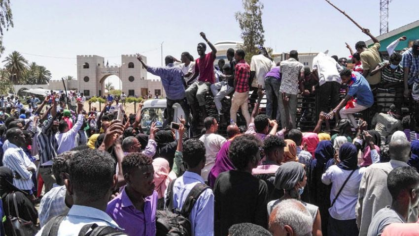 متظاهرو السودان لـ رئيس المجلس العسكري: «برهِن برهِن يا بُرهان.. ولا هتسقط أنت كمان»
