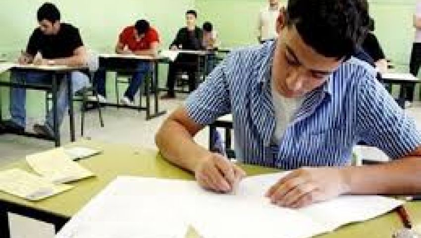 بـالتابلت طلاب اولى ثانوي يؤدون امتحان مادة الرياضيات