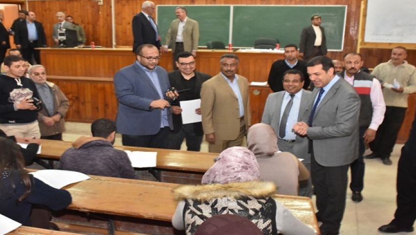 محافظ أسيوط يتفقد لجان امتحانات المتقدمين لوظائف شركة المياه