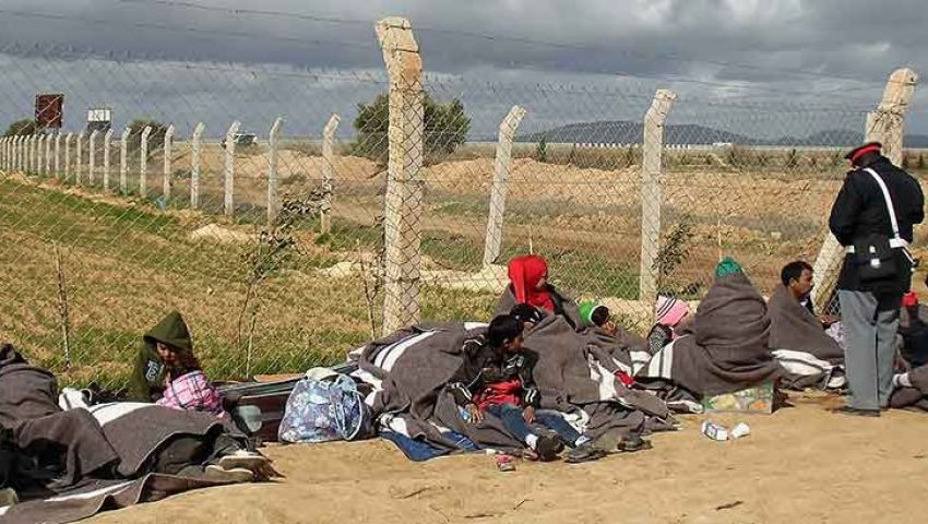 برلماني مغربي يطالب بلاده باستقبال السوريين العالقين على الحدود مع الجزائر