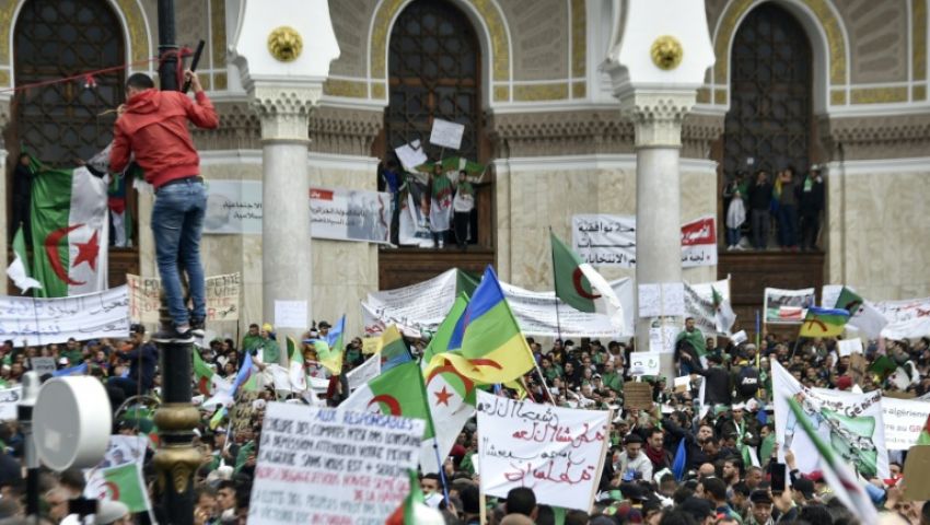 بعد استقالة بوتفليقة.. الجزائريون يواصلون المطالب بإسقاط النظام
