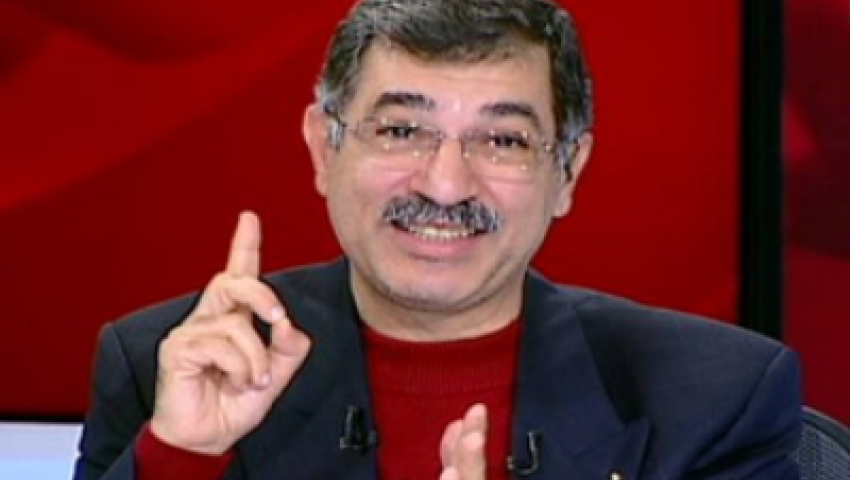 علاء صادق يظهر على منصة رابعة العدوية