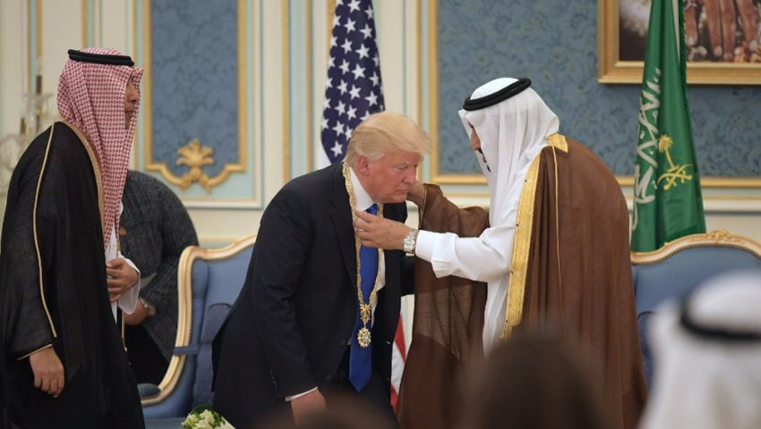 الملك سلمان يقلد ترامب بأرفع وسام سعودي