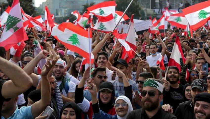 لبنان يتنفس عليل الثورة.. إقفال شبه تام للطرق ودعم دولي جديد