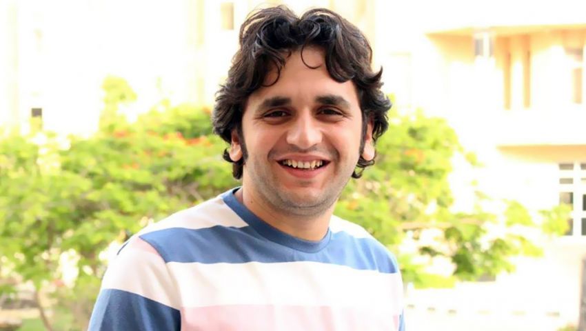مصطفى خاطر ينشر صورة من كواليس هربانة منها