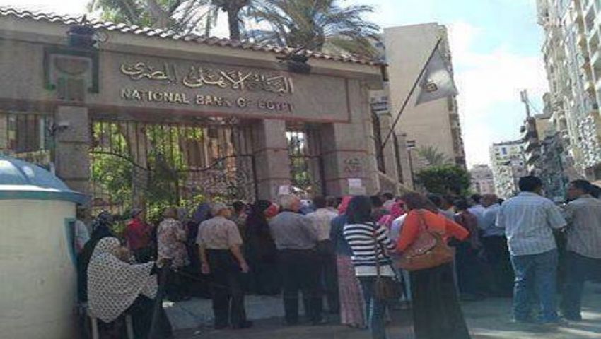 طوابير أمام البنوك بعد عودتها للعمل