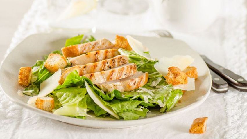 طريقة عمل سلطة سيزر بالدجاج في 10 دقائق