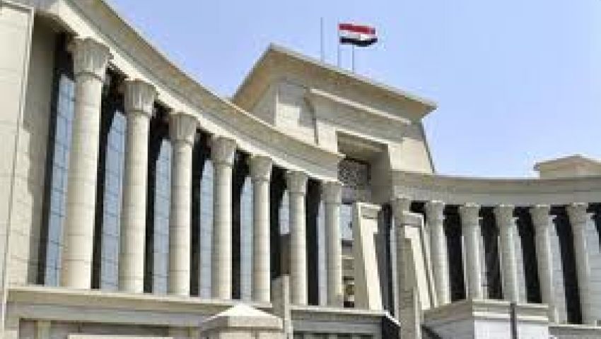 المحكمة الدستورية تحت قبضة الجيش والبلطجية