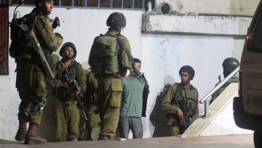 جيش الاحتلال يعتقل 17 فلسطينيا في الضفة الغربية