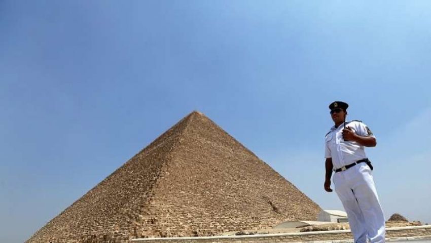بعد شائعة الشاب الألماني.. بالصور| هوس الأجانب بتسلق الأهرامات