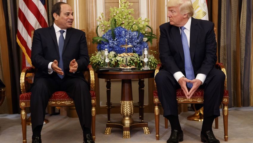 بوليتيكو: ترامب يتجاهل الديمقراطية ويتحدث عن حذاء السيسي