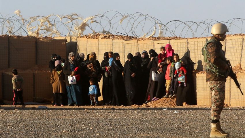 بالصور| العالقون بمخيم الرقبان.. معاناة تصطدم بأمن الأردن