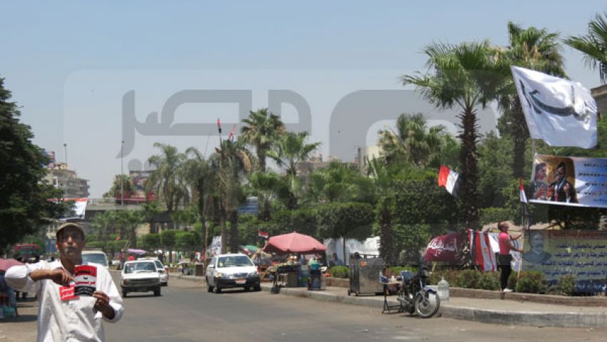 لليوم العاشر.. معتصمون أمام الدفاع للمطالبة بحكم العسكر       