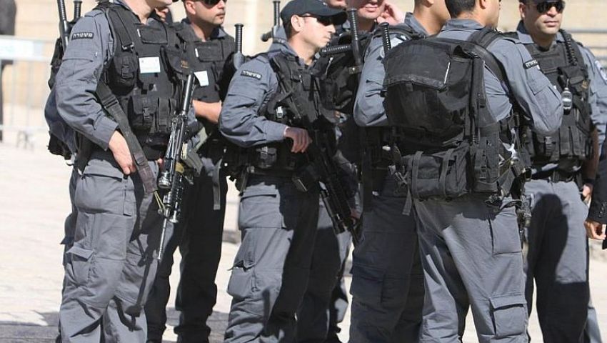 فيديو| مسلمان في الشرطة الإسرائيلية يؤديان الصلاة.. ومتحدث نتنياهو: نحن بلد التسامح
