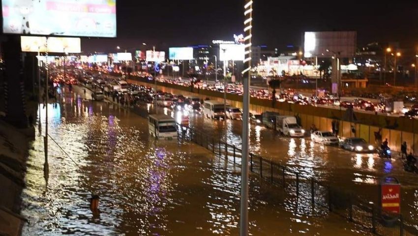 بالصور| انفجار ماسورة بأكتوبر يتسبب فى شلل مروري بالمحور وقطع للمياه  