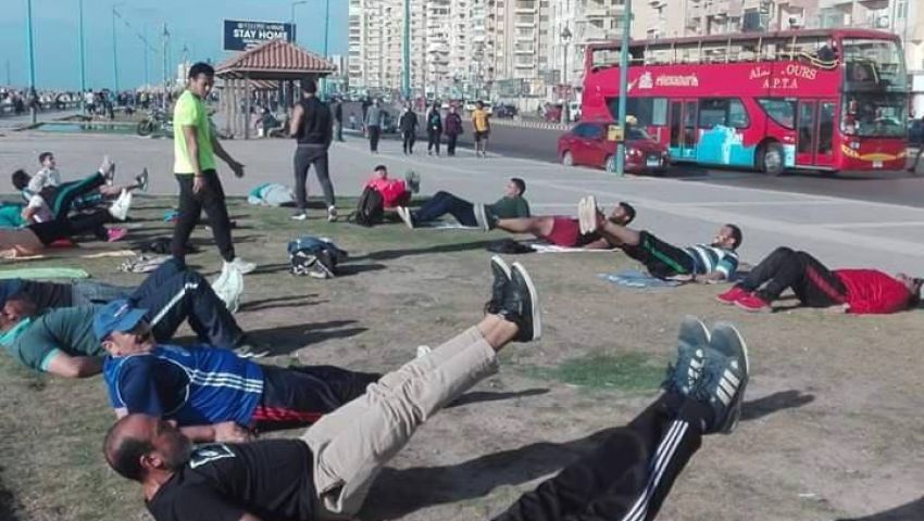 كورنيش الإسكندرية.. ملاذ الرياضيين للتدريب في زمن كورونا