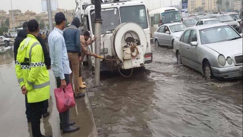 فيديو| شروخ بالطرق وصعق أعلى الدائري.. الطقس يكلف الجيزة خسائر بالجملة