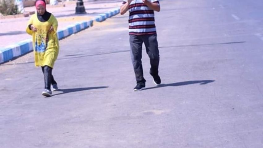 لتشجيعها.. أب يجري مع ابنته 5 كم بعد سقوطها والنتيجة «الأولى في البطولة»