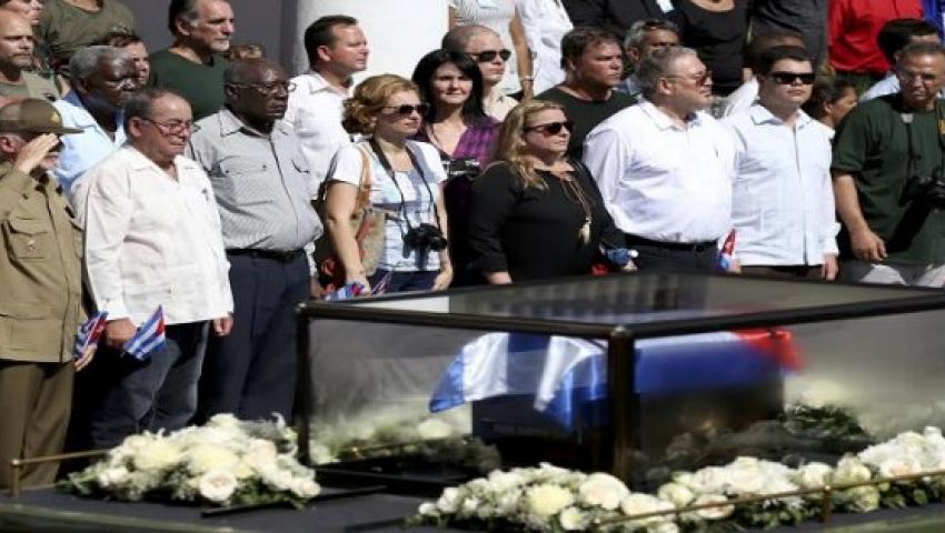 صور| بعد رحلة استمرت 3 أيام.. جثمان كاسترو يصل محطته الأخيرة