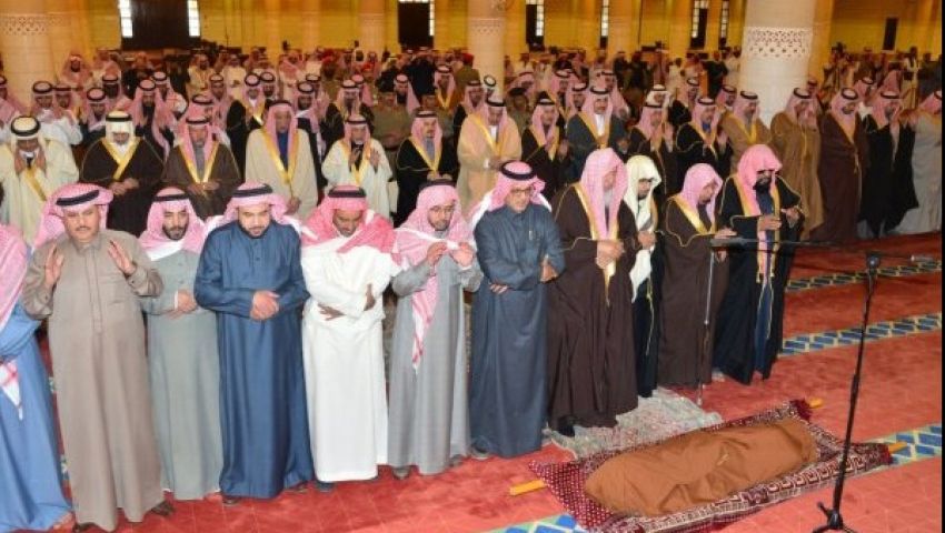 أمير الرياض يؤدي صلاة الجنازة على الأمير بدر بن محمد
