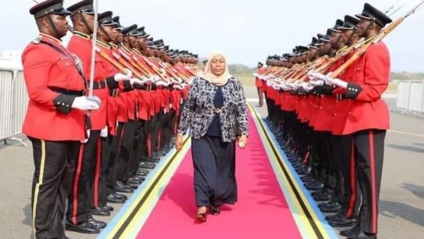 «ماما سامية».. قصة أول رئيسة محجبة تحكم تنزانيا