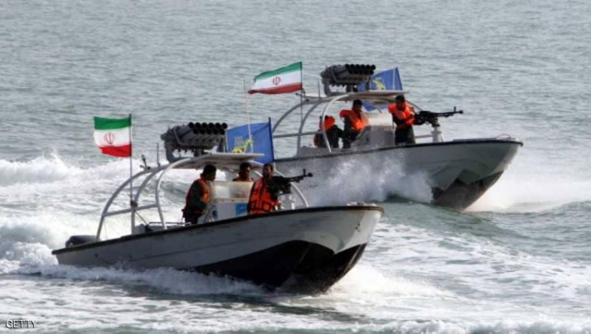 هجوم خليج عمان.. زوارق إيرانية تعيق سحب ناقلة معطوبة