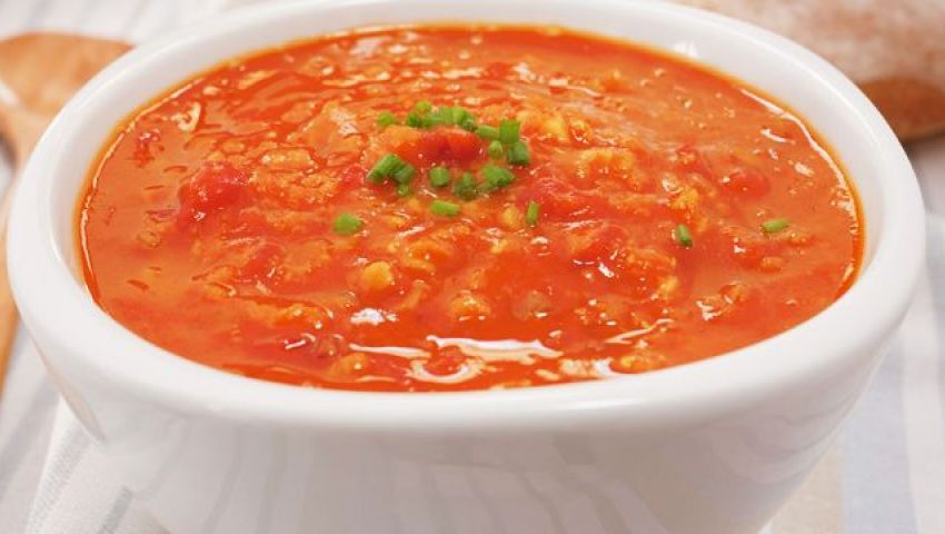 طريقة عمل شوربة العدس بالطماطم .. في 30 دقيقة