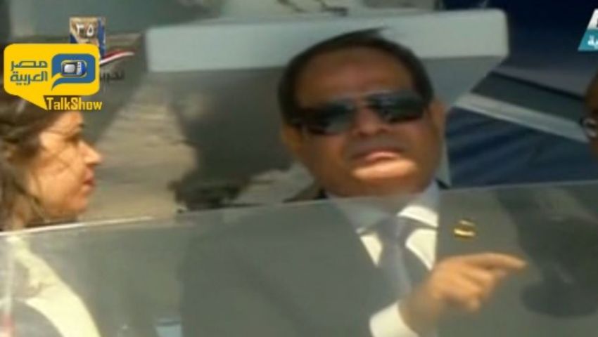 بالفيديو..السيسي يتوجه على متن باخرة إلى مقر مؤتمر الشباب