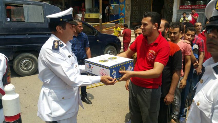 بالصور| وزارة الداخلية.. توزيع منتجات وسلع غذائية على المواطنين