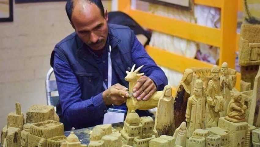 عادل العمدة.. فنان يوثق كفاح المرأة والبنايات العتيقة بـ «النخيل»