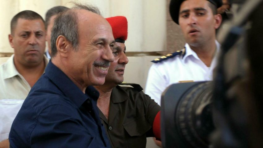 «معاك فلوس ولا نجمعلك».. رواد «تويتر» يردون على حبيب العادلي بعد تغريمه 500 جنيها